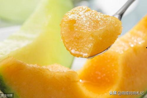 吃哈密瓜图片